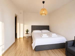 Bright 1BR Apartment w Terrace Near Sea Garden