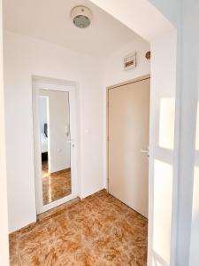 Bright 1BR Apartment w Terrace Near Sea Garden