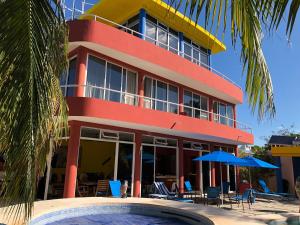 Stunning 3 Bedroom Home, 36 foot Pool, Hot Tub