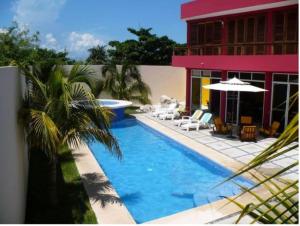 Stunning 3 Bedroom Home, 36 foot Pool, Hot Tub