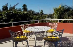 Stunning 3 Bedroom Home, 36 foot Pool, Hot Tub
