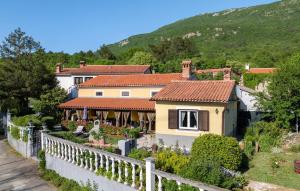 2 Bedroom Stunning Home In Plomin
