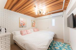 Central Reno Apt Mins Walk to Namba, and Trains!