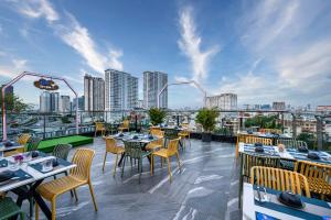 G8 Riverside Hotel & Rooftop Skybar