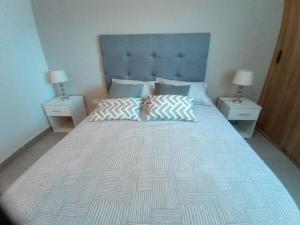 Apartamento 2 alcobas 2 baños en Edificio Confortable Zona No-Turistica sobre avenida acceso al centro y playas 20 min