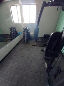 Apartamento 2 alcobas 2 baños en Edificio Confortable Zona No-Turistica sobre avenida acceso al centro y playas 20 min