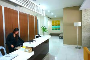 1501T2 Avida Towers Cebu IT Park 2BR Unit 2 Bathroom 2 TV
