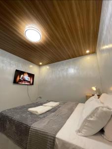 Aloha 808 Semi-furnished, airconditioned with wifi