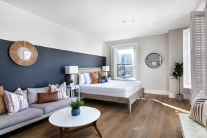 Stylish 2BR Retreat in Vibrant Gaslamp