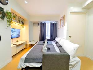2215T2 Avida Towers Cebu IT Park 1BR Unit Queen Bed 4K TV