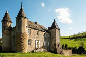 Maisons d'hotes Chateau de Sainte Colombe Sur Gand : Chambre Quadruple avec Salle de Bains Commune