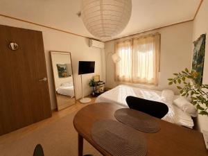 Sinjeong 3-min 2BR Hongdae Yeouido Gocheok Stadium