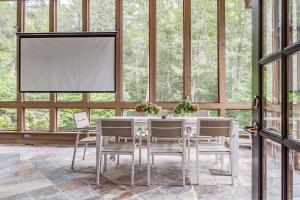 Mountain Escape with Screened Porch Fire Pit