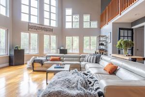 Mountain Escape with Screened Porch Fire Pit