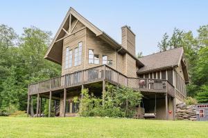 Mountain Escape with Screened Porch Fire Pit