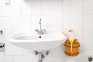 Elegant 1BR Apartment 2 Min from Rennweg Station