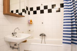 Elegant 1BR Apartment 2 Min from Rennweg Station