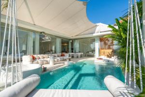 3BR Villa Illusion with Sauna, Jacuzzi, Rice Field view, Canggu