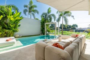 3BR Villa Illusion with Sauna, Jacuzzi, Rice Field view, Canggu