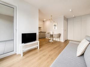 Sikorskiego Serene Apartment by BookingHost