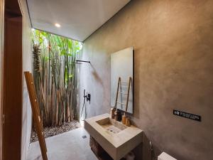 4BR Villa Tropical Escape near Nyanyi Beach, Canggu