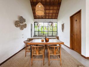 4BR Villa Tropical Escape near Nyanyi Beach, Canggu