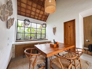 4BR Villa Tropical Escape near Nyanyi Beach, Canggu