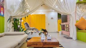 VacationBuddy Designer Duplex Home with Terrace & Nr Metro Airport
