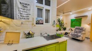 VacationBuddy Designer Duplex Home with Terrace & Nr Metro Airport