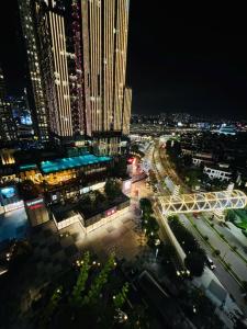 Skyline House Landmark 1 - River & Landmark 81 View