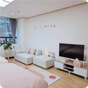 New Pink Hongdae, Hongdae station, 30sec to Subway