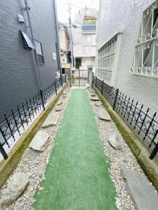 Comfortably sleeps up to 8 - Shinjuku 2 Stops - Direct to Shibuya - 2 Shower Rooms 広々8名まで宿泊可能 幡ヶ谷8分 新宿から2駅 渋谷直通バス有り シャワールーム2つ 広々快適ステイ