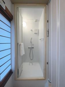Comfortably sleeps up to 8 - Shinjuku 2 Stops - Direct to Shibuya - 2 Shower Rooms 広々8名まで宿泊可能 幡ヶ谷8分 新宿から2駅 渋谷直通バス有り シャワールーム2つ 広々快適ステイ