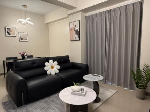 Spacious Modern 1BR with Pool View near Okada, MOA & NAIA