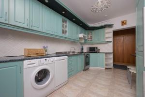 Family Apartment with Balcony and 2 Bedrooms in Warsaw by Noclegi Renters