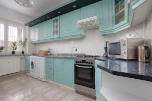 Family Apartment with Balcony and 2 Bedrooms in Warsaw by Noclegi Renters