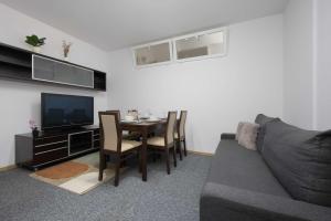 Family Apartment with Balcony and 2 Bedrooms in Warsaw by Noclegi Renters