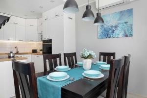 Spacious Apartment with Air Conditioning, Desk and Balcony by Noclegi Renters