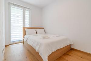Ceglana Oasis Apartment by BookingHost