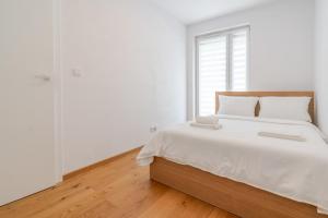 Ceglana Oasis Apartment by BookingHost