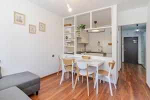 Park Śląski Bright Apartment by BookingHost