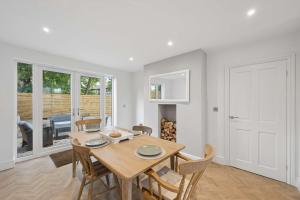 Spacious & Modern home in Chorlton Manchester - Sleeps 5 guests & Free Parking
