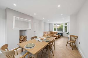 Spacious & Modern home in Chorlton Manchester - Sleeps 5 guests & Free Parking
