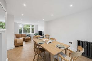 Spacious & Modern home in Chorlton Manchester - Sleeps 5 guests & Free Parking