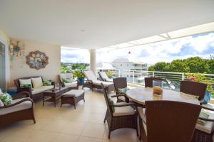 Beachfront penthouse with stunning pool and ocean views