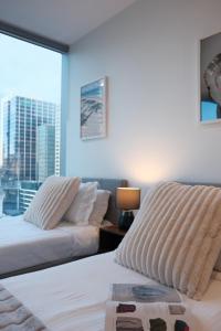 Ember House 2BR City Views Gym, Pool, Spa, Sauna