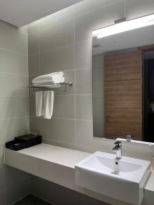 SeaView-Mountainview Apartment with Super-King-bed and Bathtube in Flamingo CatBa Beach Resort