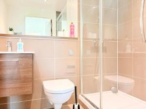 2BHK Panoramic Views, Sleep 6, 1 Min from Station, BP95