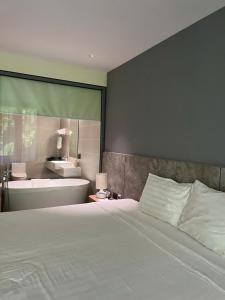 SeaView-Mountainview Apartment with Super-King-bed and Bathtube in Flamingo CatBa Beach Resort