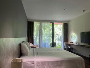 SeaView-Mountainview Apartment with Super-King-bed and Bathtube in Flamingo CatBa Beach Resort